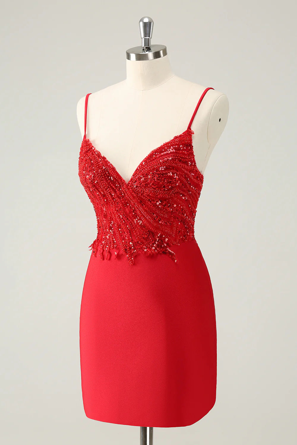 Vestido de fiesta ajustado con tirantes finos y lentejuelas brillantes
