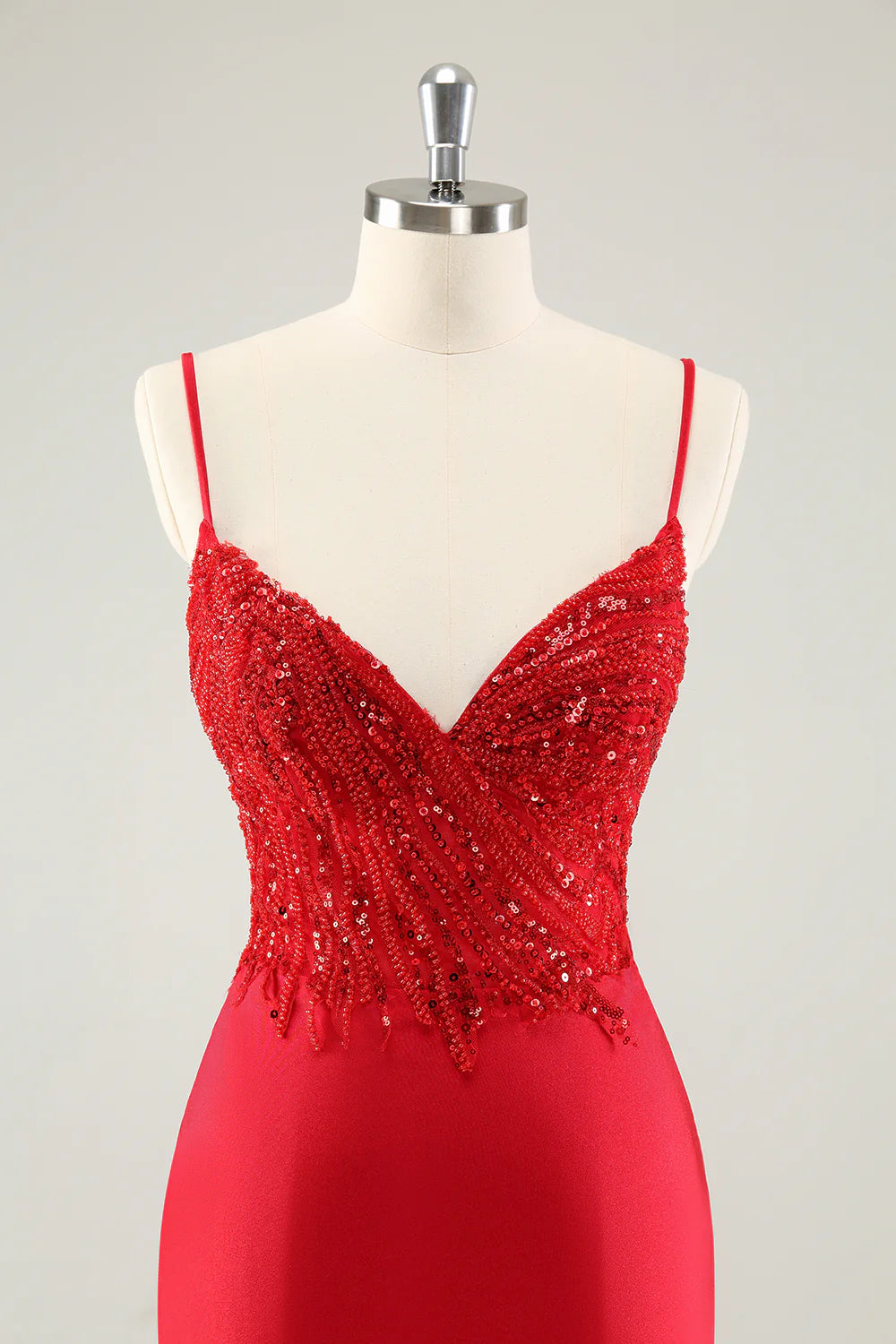 Vestido de fiesta ajustado con tirantes finos y lentejuelas brillantes