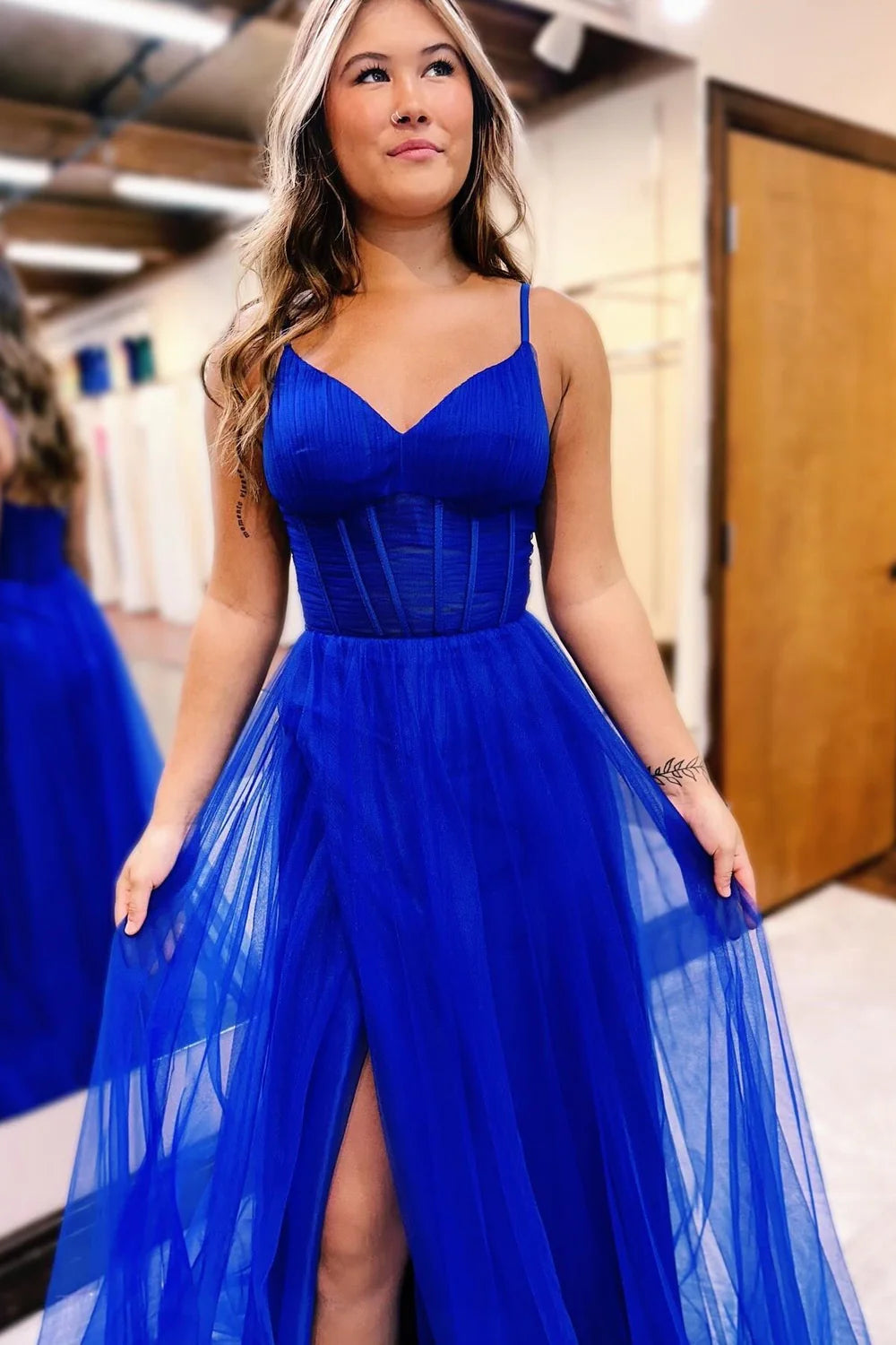 Langes Ballkleid in A-Linie mit V-Ausschnitt, transparentem Oberteil und Schlitz