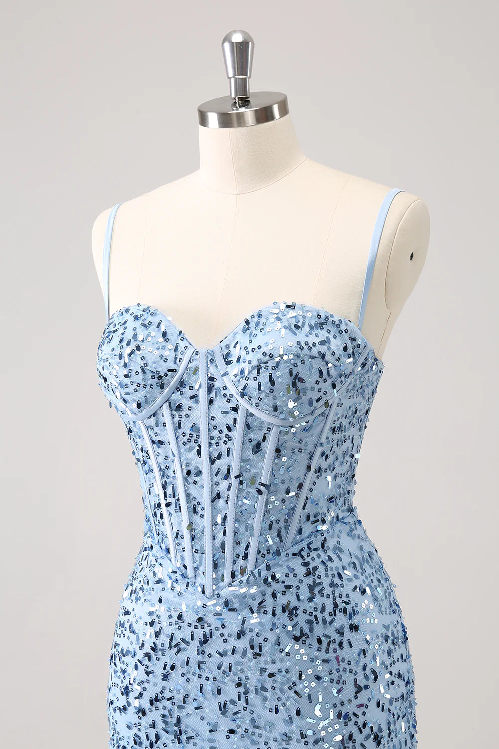 Vestido de fiesta ajustado con lentejuelas brillantes y tirantes finos