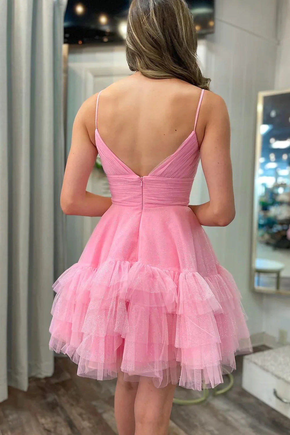 Vestido corto de fiesta de tul rosa con tirantes finos y volantes