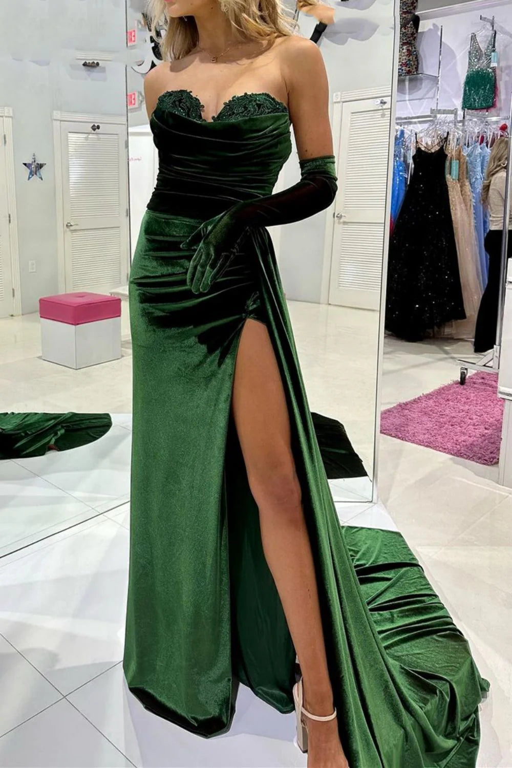 Vestido de fiesta de terciopelo con escote corazón y corte sirena con abertura frontal