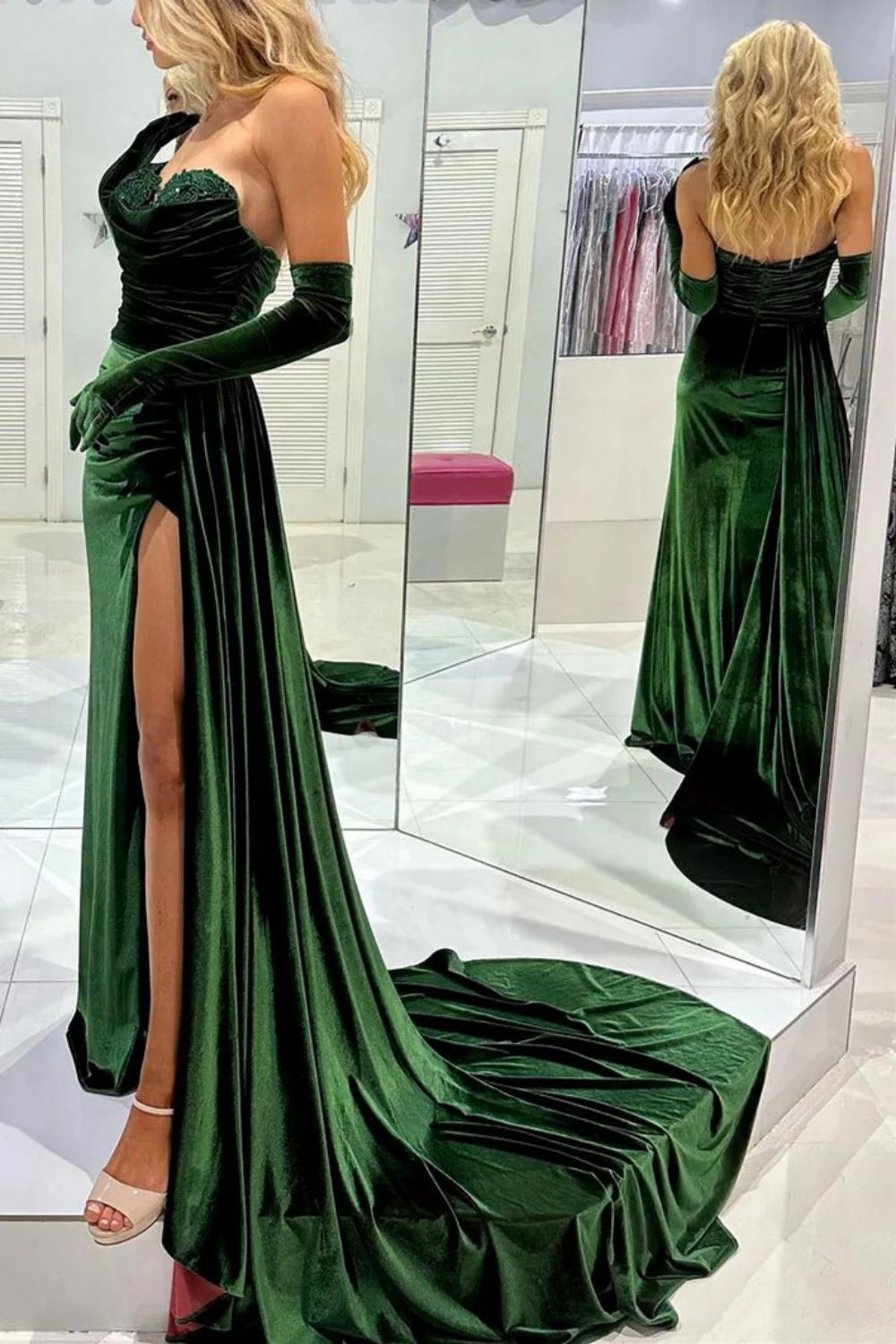 Vestido de fiesta de terciopelo con escote corazón y corte sirena con abertura frontal