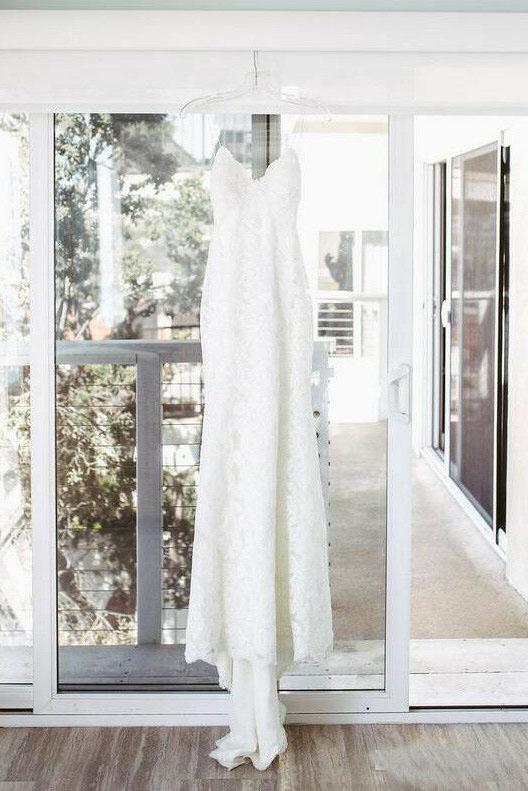 Spaghetti-Strand-Träger V-Ausschnitt Spitze rückenfreies Brautkleid Brautkleider