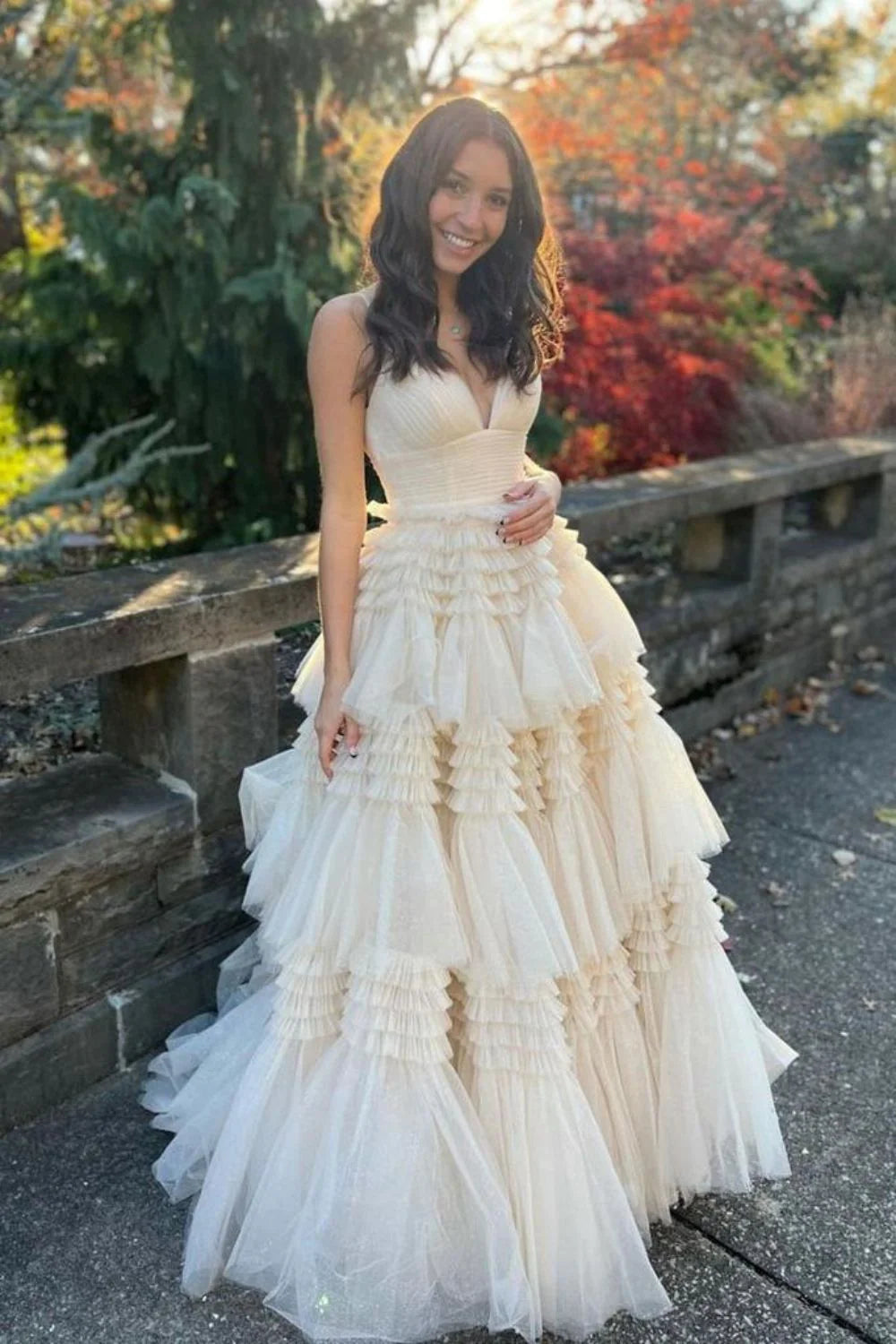 Langes Ballkleid im Prinzessinnen-Stil mit A-Linie und V-Ausschnitt und Rüschen
