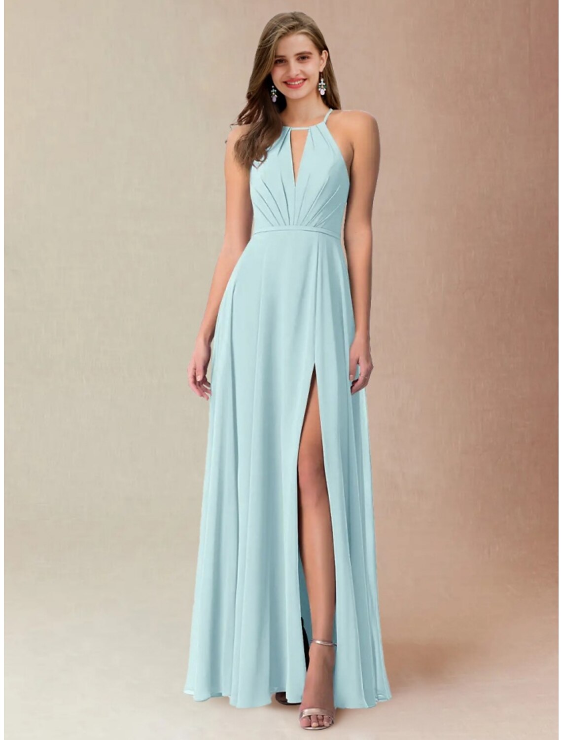 Vestido de dama de honor de corte A, cuello halter, sin mangas, elegante, largo hasta el suelo, de gasa con lazo(s), abertura frontal y fruncido.