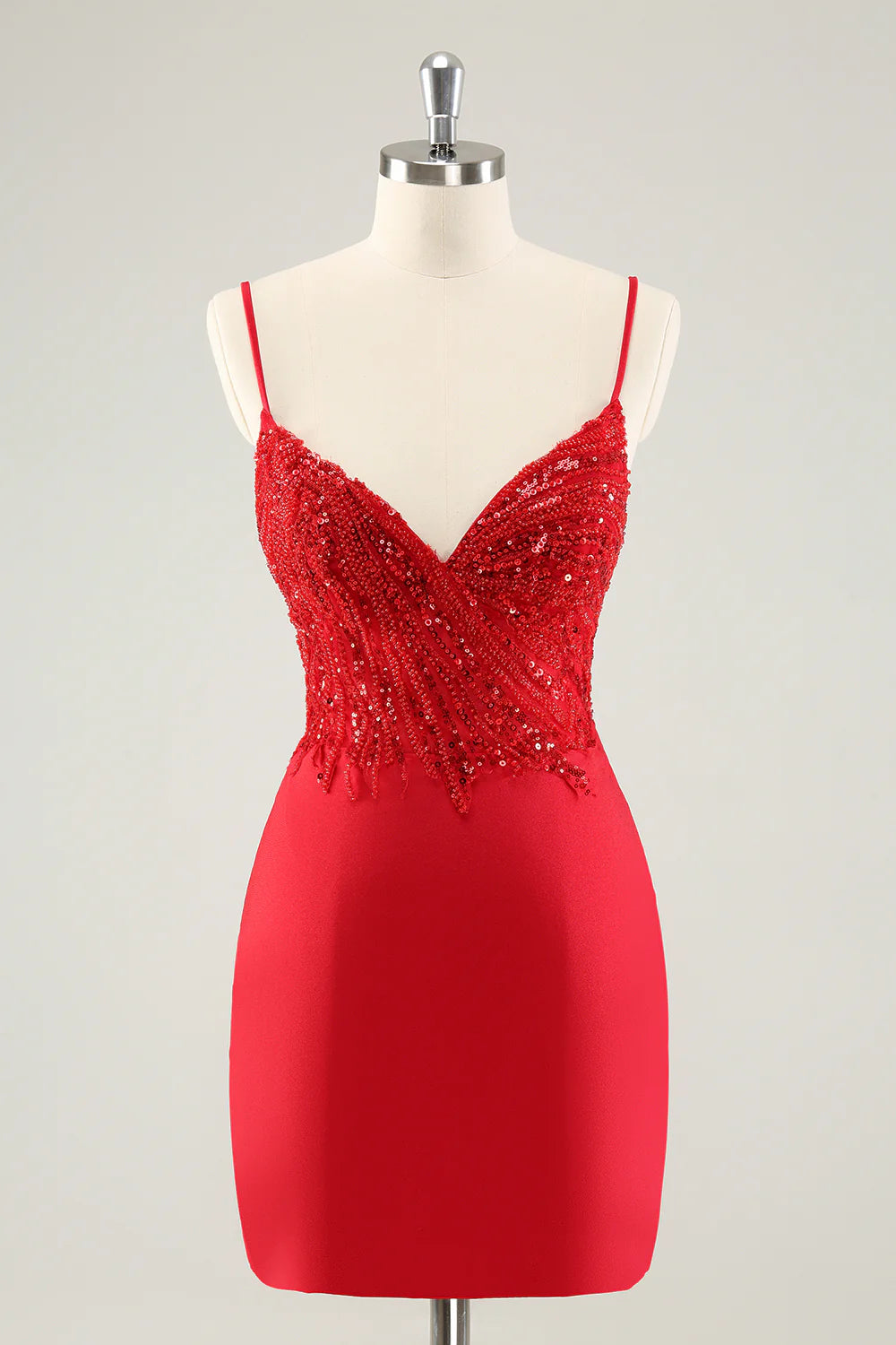Vestido de fiesta ajustado con tirantes finos y lentejuelas brillantes
