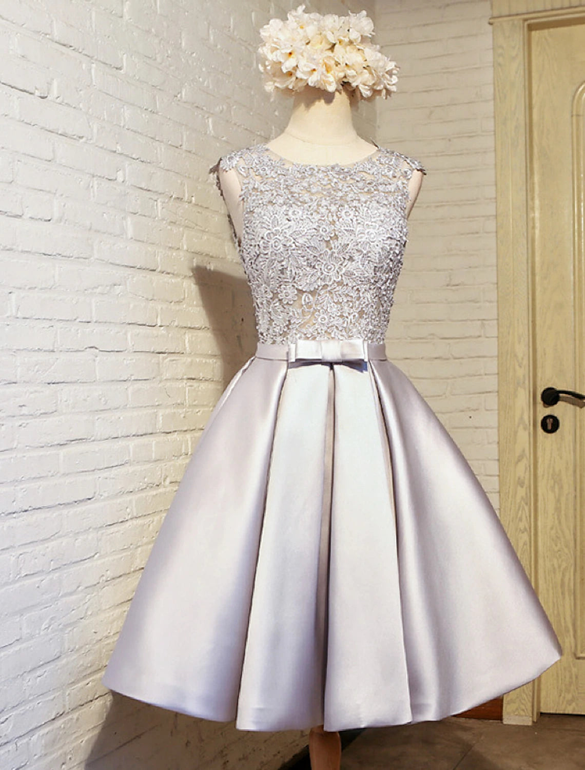 A-Linie Spitze Homecoming Kleider Open Back Kleid Ball Knielang Ärmellos Jewel Neck Satin mit Schmetterling