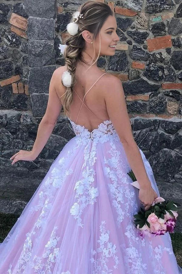 Lavendelfarbenes A-Linien-Ballkleid mit Spaghettiträgern und Applikationen