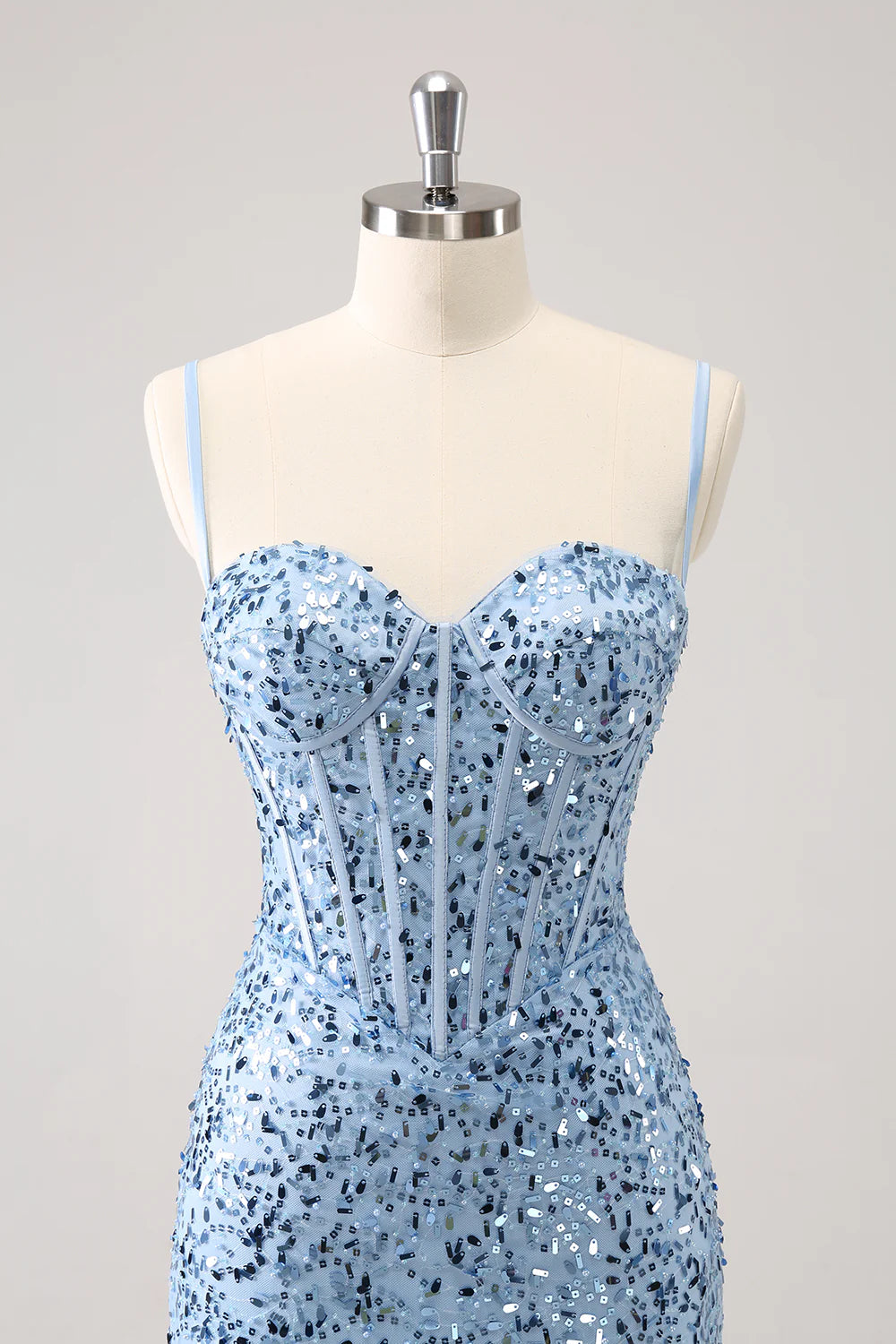 Vestido de fiesta ajustado con lentejuelas brillantes y tirantes finos