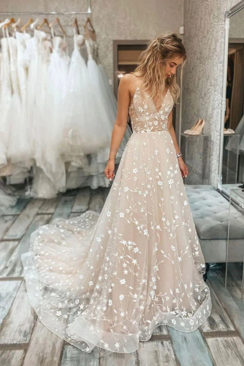 Hermoso vestido de novia de corte A con tirantes finos en color champán claro