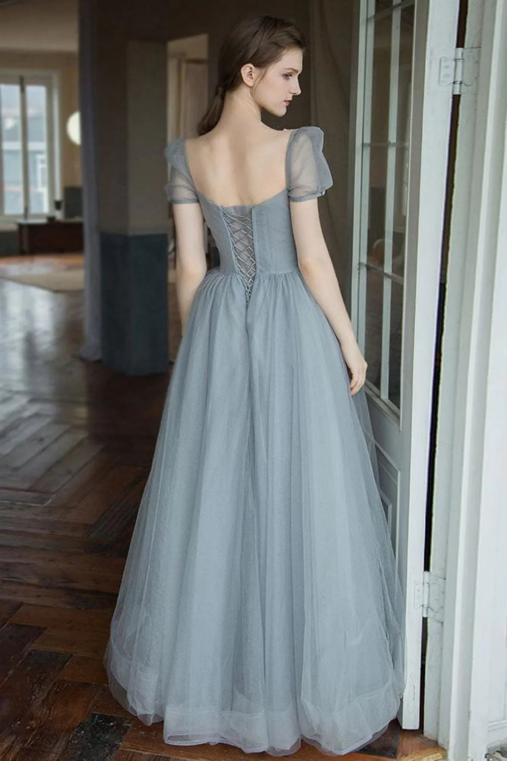 Vestido de fiesta largo gris con escote cuadrado y línea A con cuentas