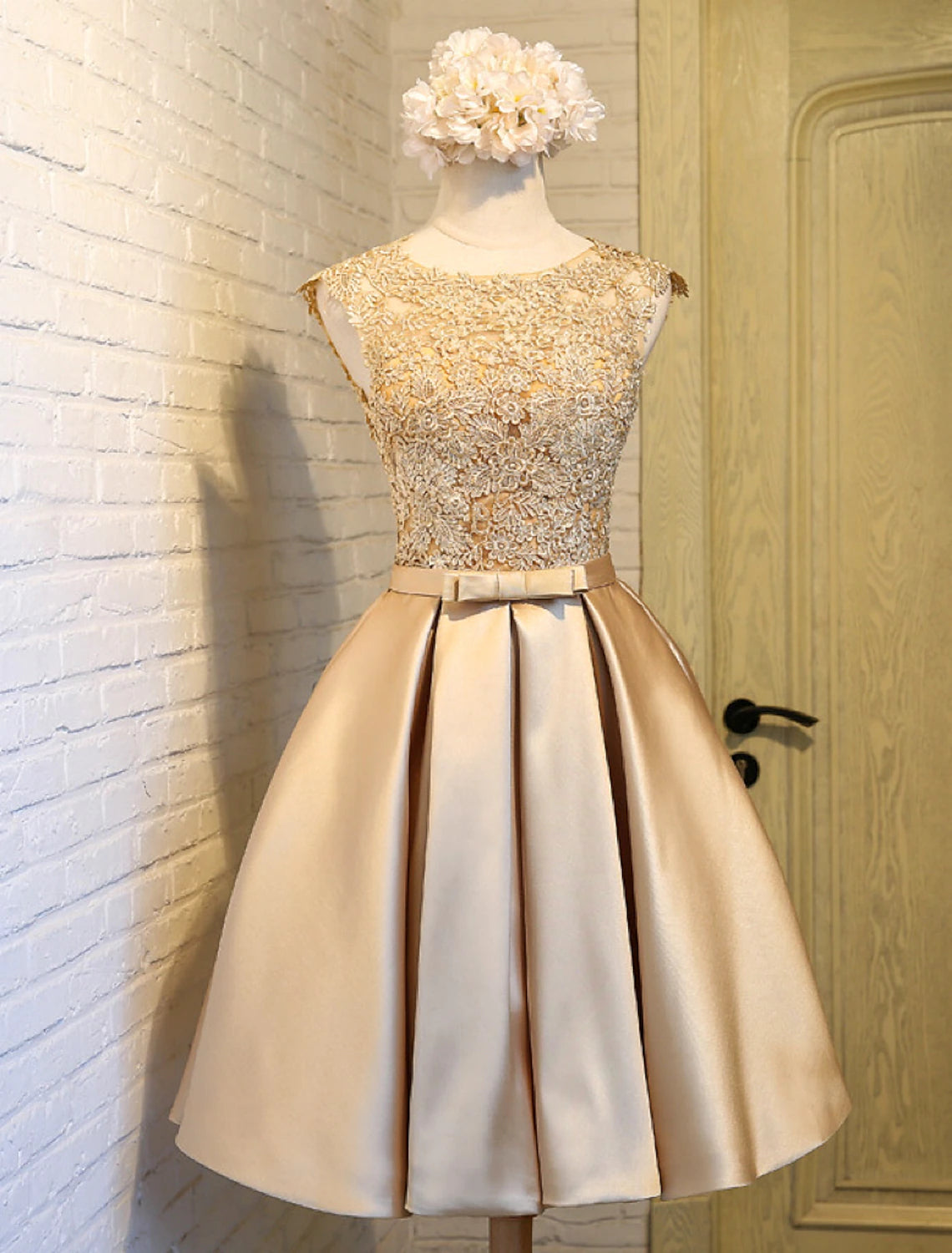 A-Linie Spitze Homecoming Kleider Open Back Kleid Ball Knielang Ärmellos Jewel Neck Satin mit Schmetterling