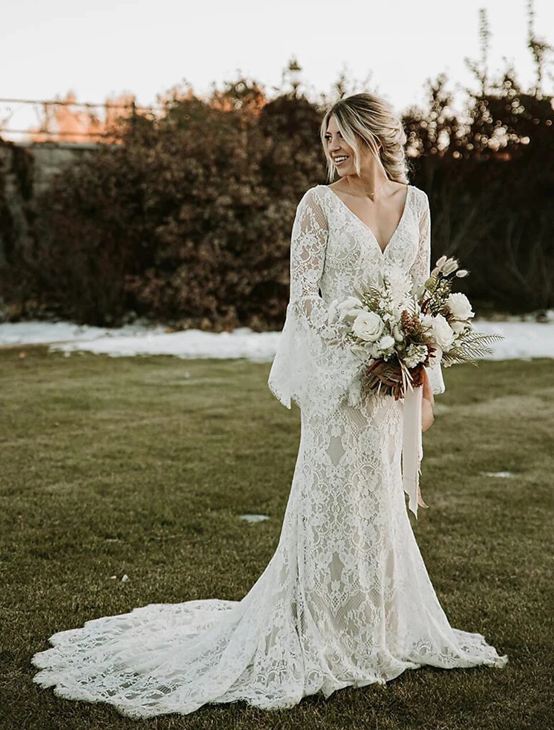Vestidos de novia bohemios de playa con escote en V, corte sirena/trompeta, manga larga, cola de corte, encaje y apliques, color liso