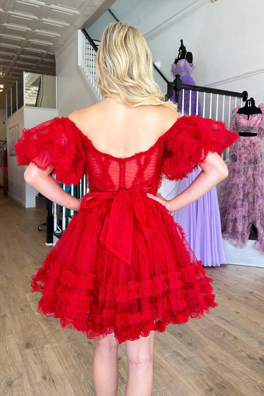 Hermoso vestido de fiesta azul real con corte en A y hombros descubiertos