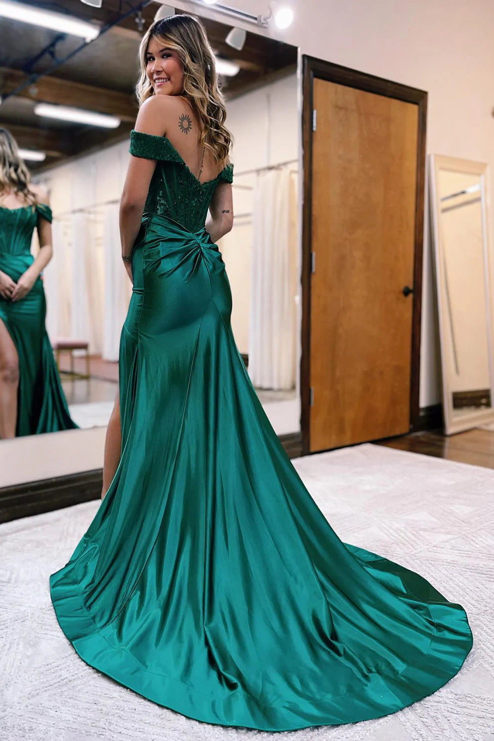 Meerjungfrau-Abschlussballkleid mit glitzerndem Korsett und abnehmbarem Halsausschnitt und Schlitz