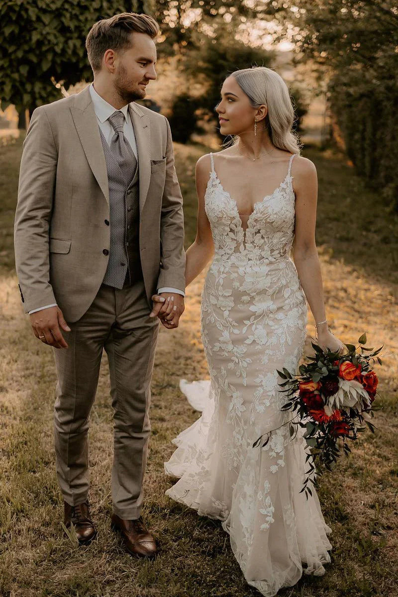 Vestidos de novia de tul con escote en V y apliques de sirena