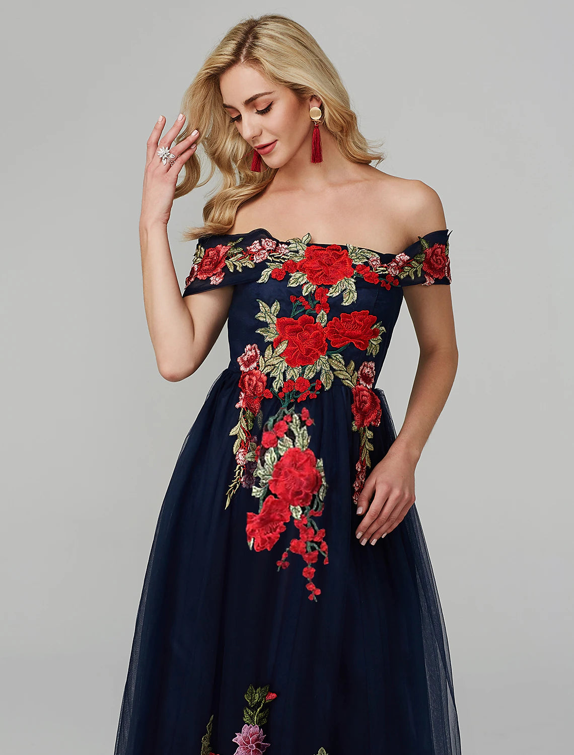 Vestido de fiesta de corte A, floral, para invitada de boda, largo hasta el suelo, sin mangas, hombros descubiertos, con encaje sobre tul y apliques bordados.