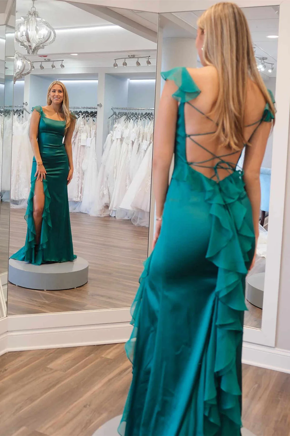 Vestido de fiesta con escote cuadrado, volantes y abertura