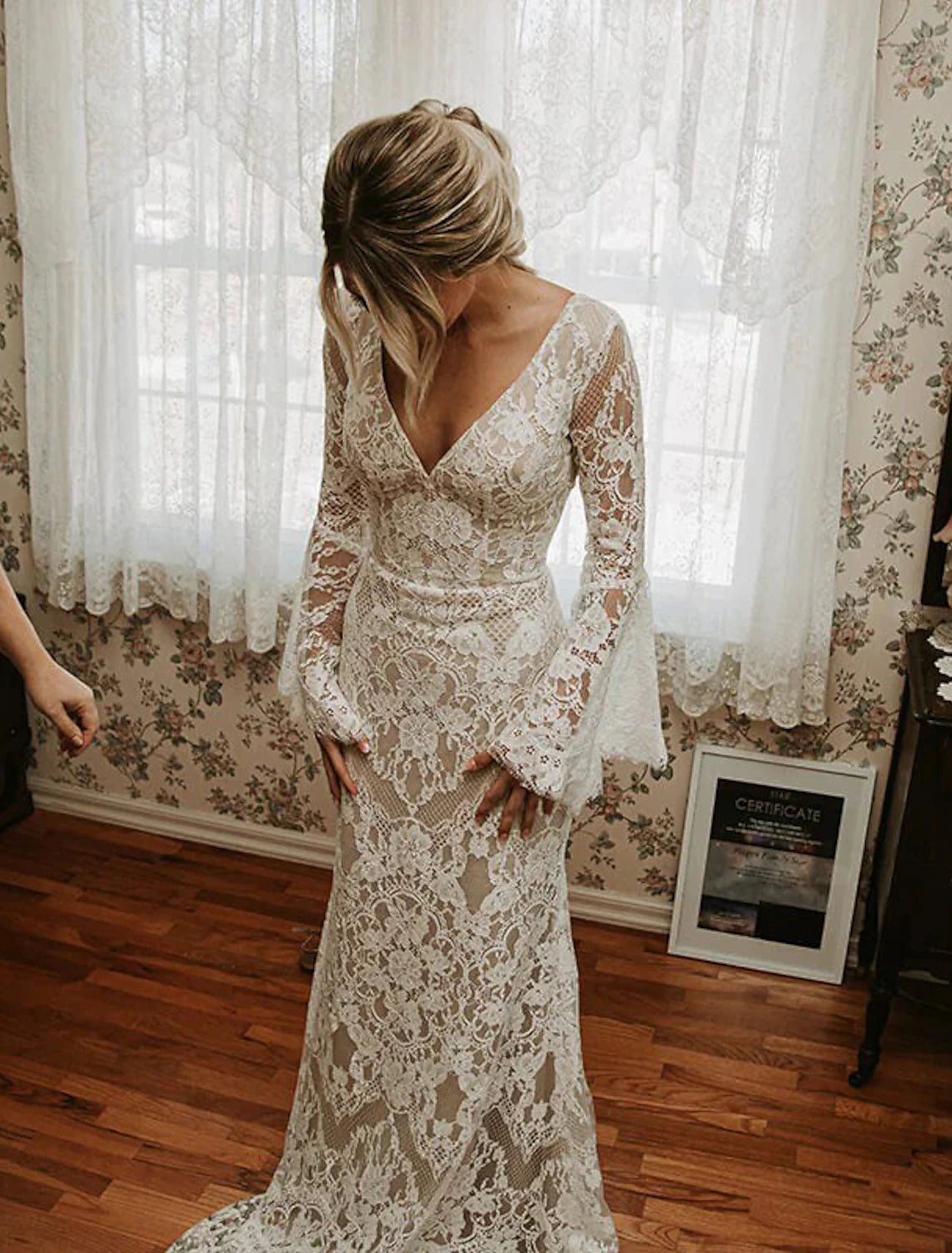 Vestidos de novia bohemios de playa con escote en V, corte sirena/trompeta, manga larga, cola de corte, encaje y apliques, color liso