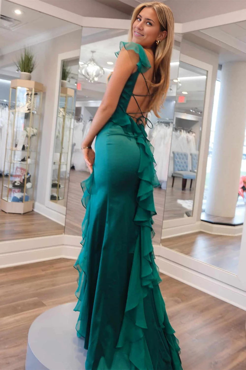 Vestido de fiesta con escote cuadrado, volantes y abertura