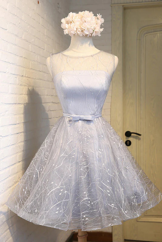 Vestido de fiesta corto de tul con cuello redondo
