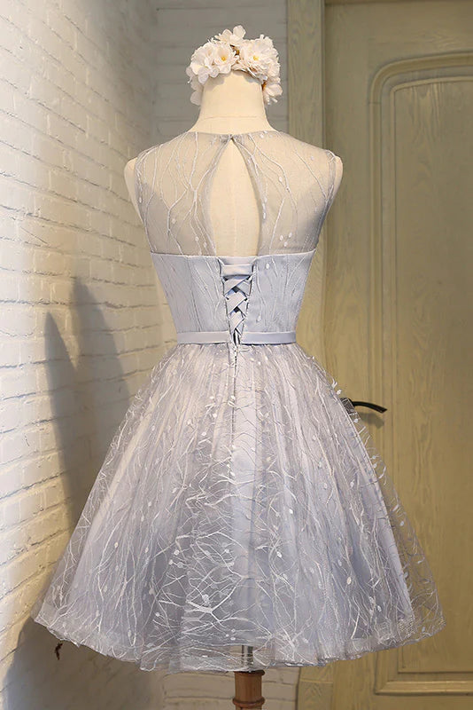 Vestido de fiesta corto de tul con cuello redondo