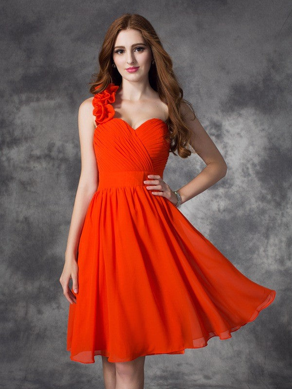 Vestido corto de gasa de corte A/princesa, sin mangas, con un solo hombro y flores hechas a mano