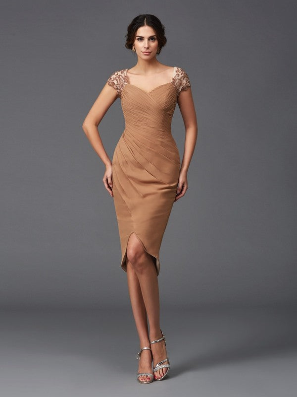 Vestidos de cóctel de gasa con escote en forma de tubo/columna, escote en forma de corazón, apliques, mangas cortas, corte alto y bajo