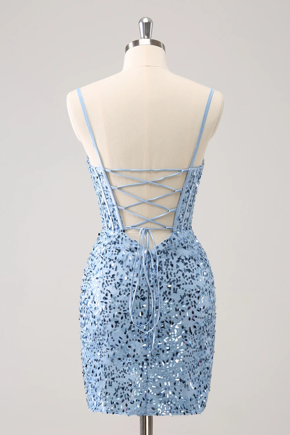 Vestido de fiesta ajustado con lentejuelas brillantes y tirantes finos