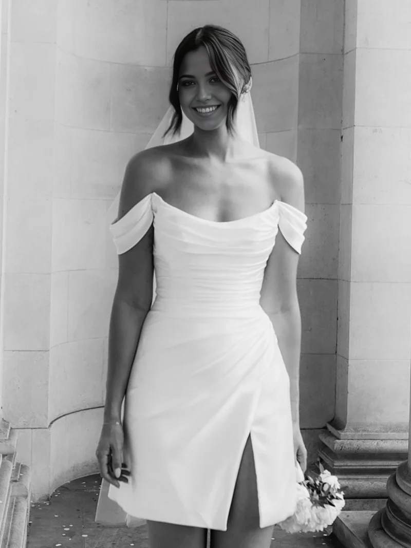 Vestido de novia formal sencillo, corto, de satén, con cuello vuelto y hombros descubiertos y abertura.