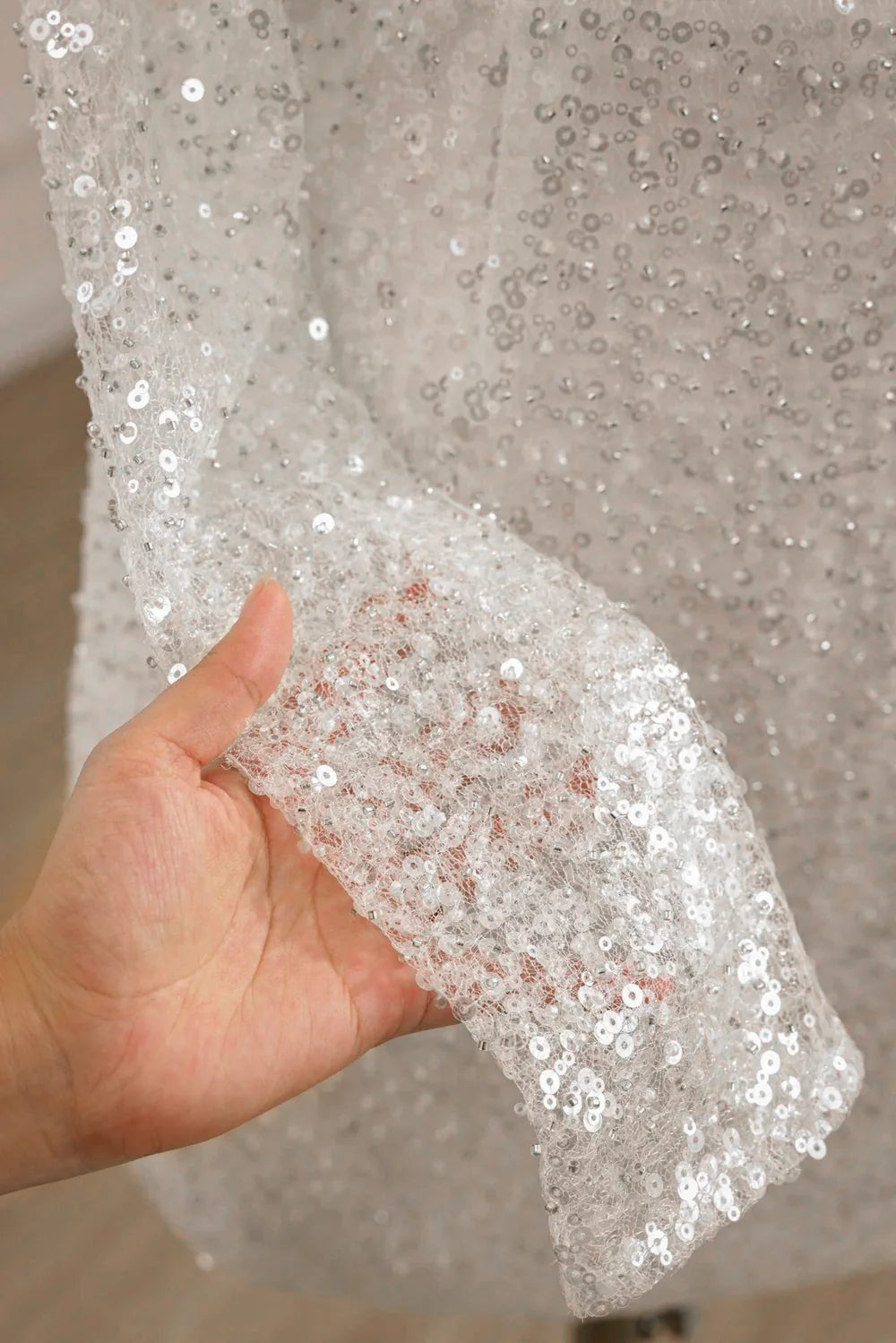 Vestido de novia de manga larga con lentejuelas y espalda descubierta