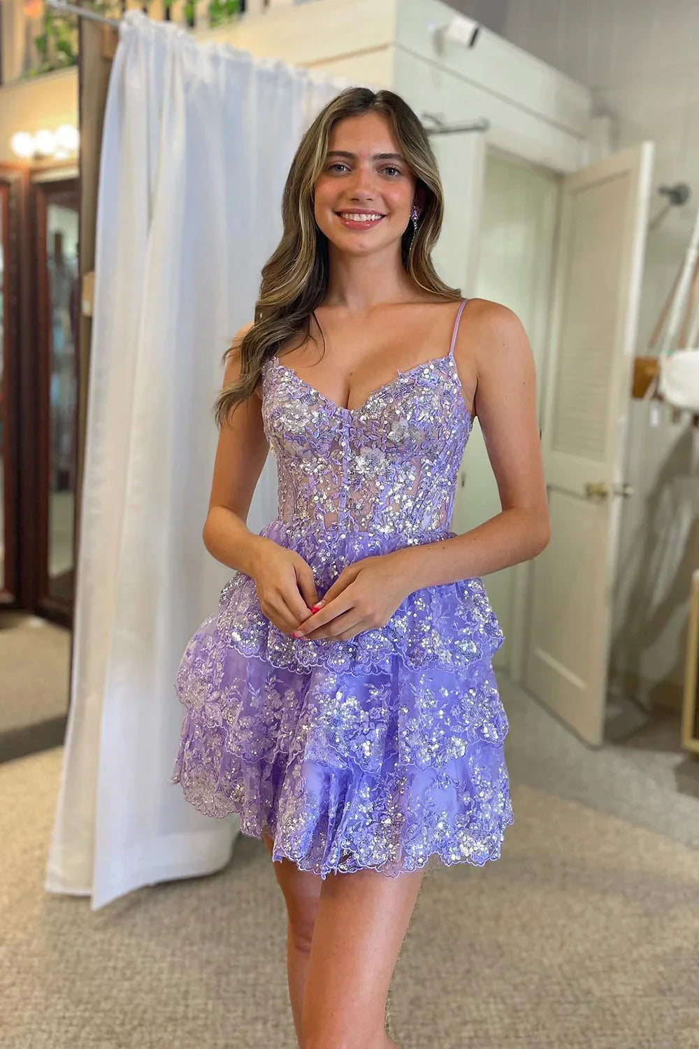 Bonito vestido de fiesta de corte A con tirantes finos, apliques y lentejuelas