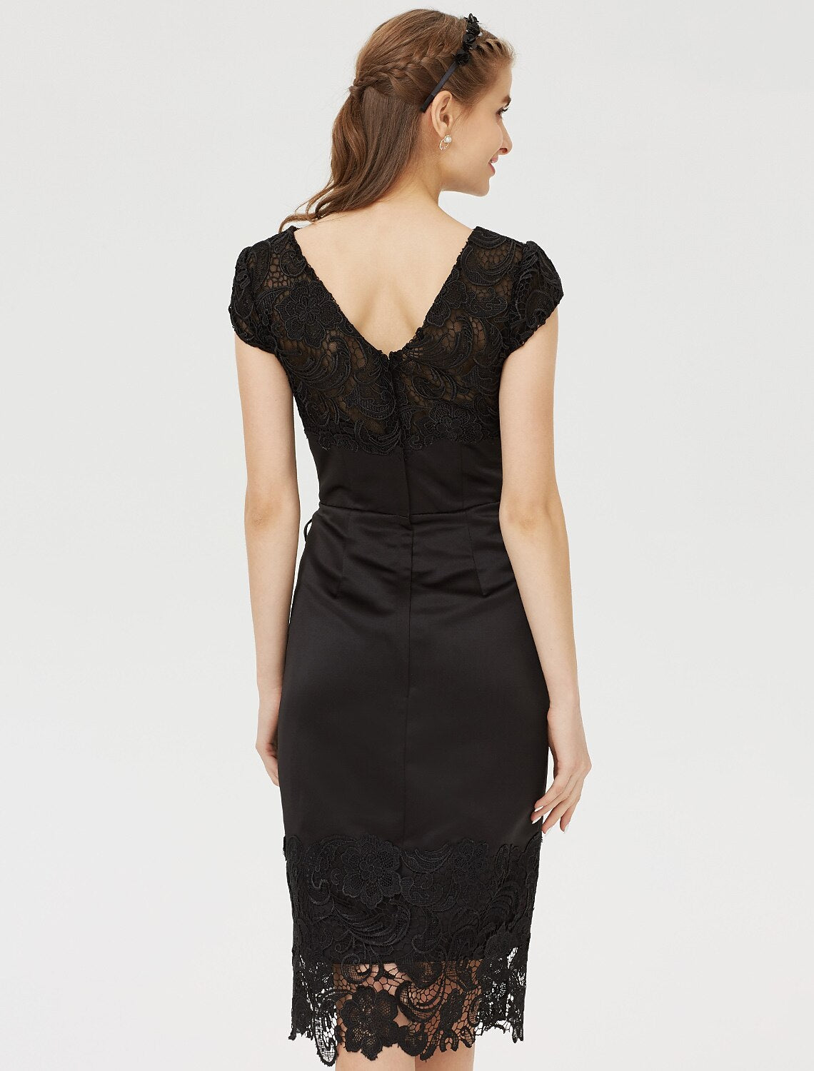 Vestido de dama de honor con corte tubo, escote barco, manga corta, largo hasta la rodilla, satén, encaje con cordones, lazos, faja, cinta y apliques.