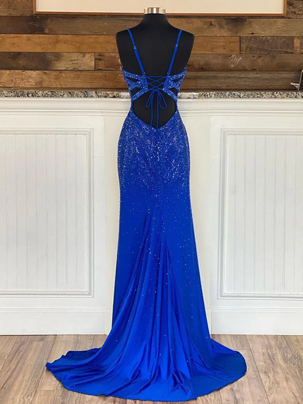 Vestido de fiesta de jersey con cuentas y escote en V de sirena con abertura