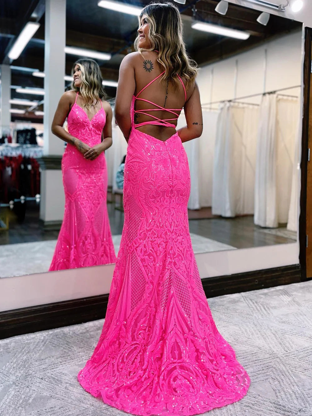 Vestido de fiesta largo ajustado con escote en V y espalda descubierta con purpurina rosa