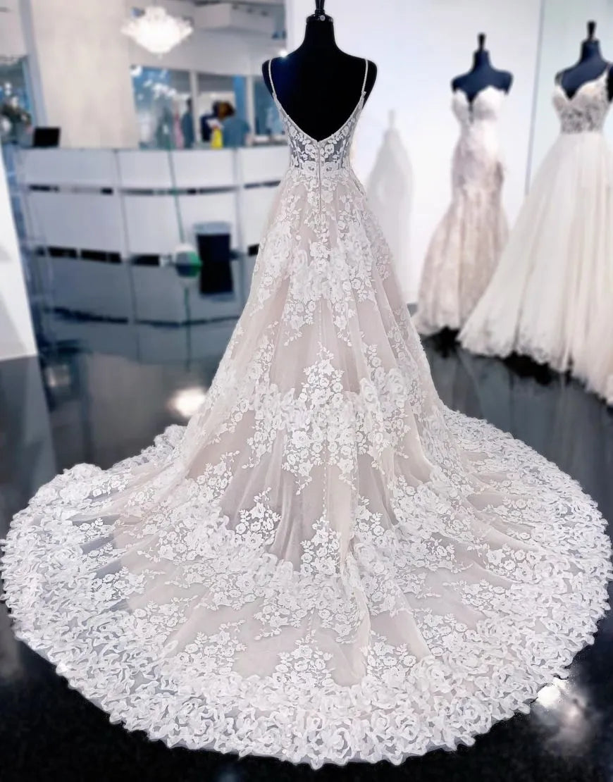 A-Linie Spaghettiträger Hofschleppe Brautkleid mit Applikationen