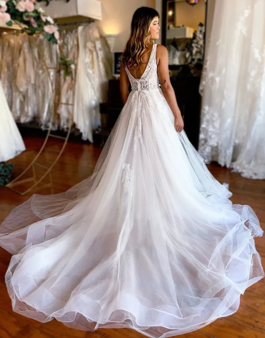 A-Linie V-Ausschnitt Kapellenschleppe Organza Brautkleid mit Applikationen