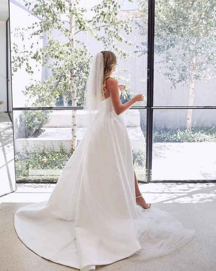 A-Linien-Brautkleid aus Satin mit ärmellosem Schnitt und Seitenschlitz