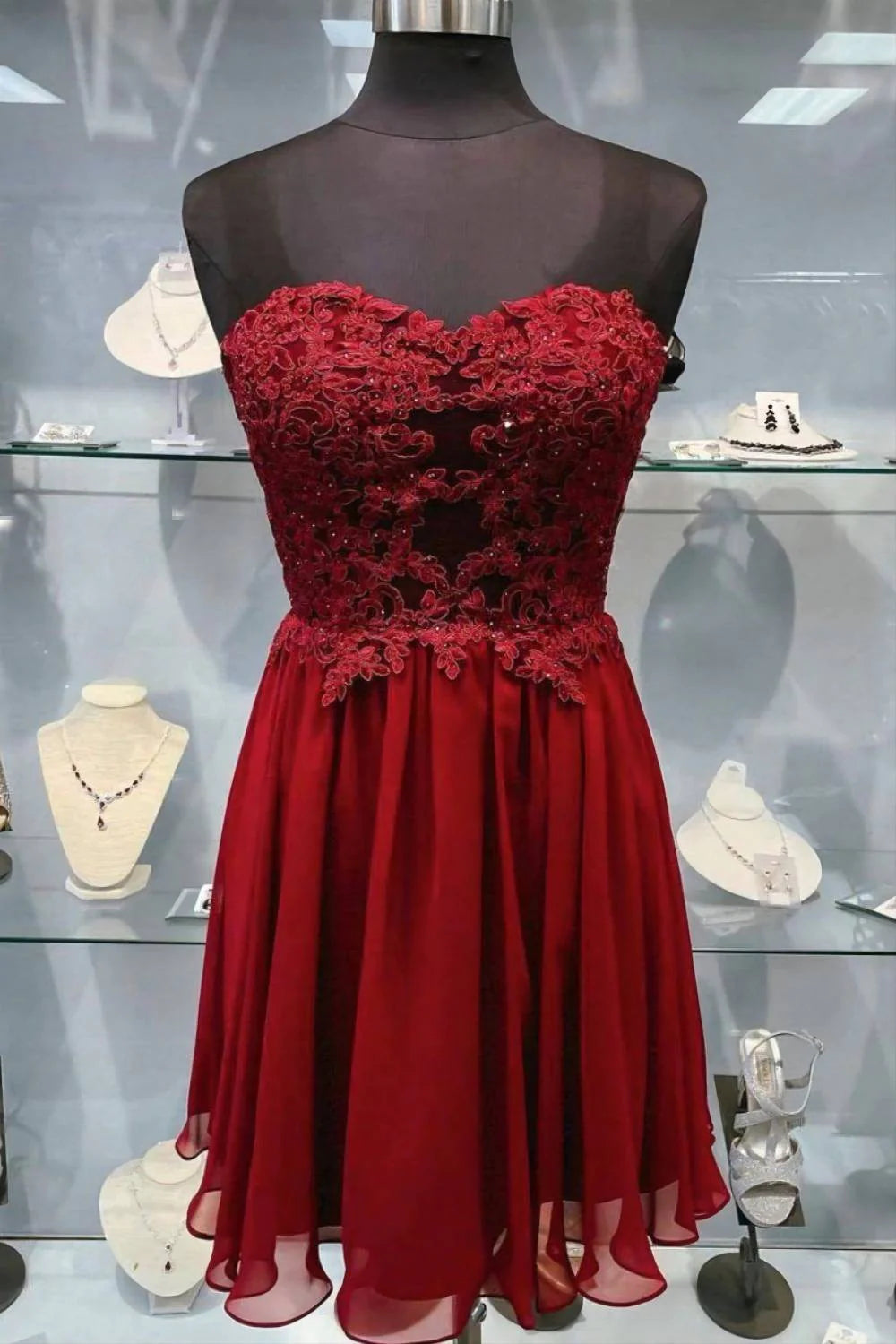 Vestido de fiesta corto burdeos de corte A con escote en forma de corazón y apliques de lentejuelas