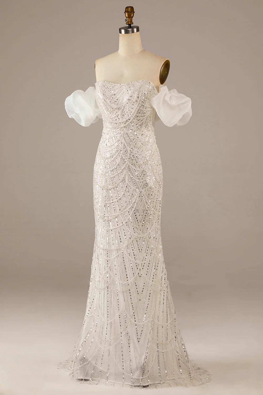 Glitzerndes, elfenbeinfarbenes, bodenlanges Brautkleid im Meerjungfrauenstil mit Pailletten