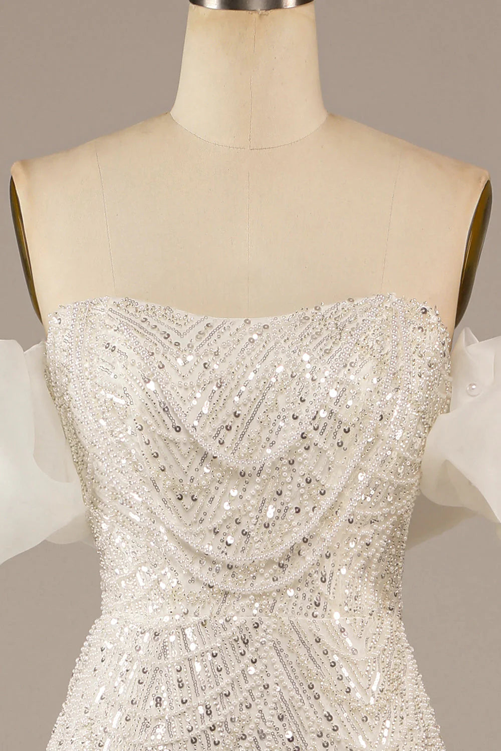 Glitzerndes, elfenbeinfarbenes, bodenlanges Brautkleid im Meerjungfrauenstil mit Pailletten