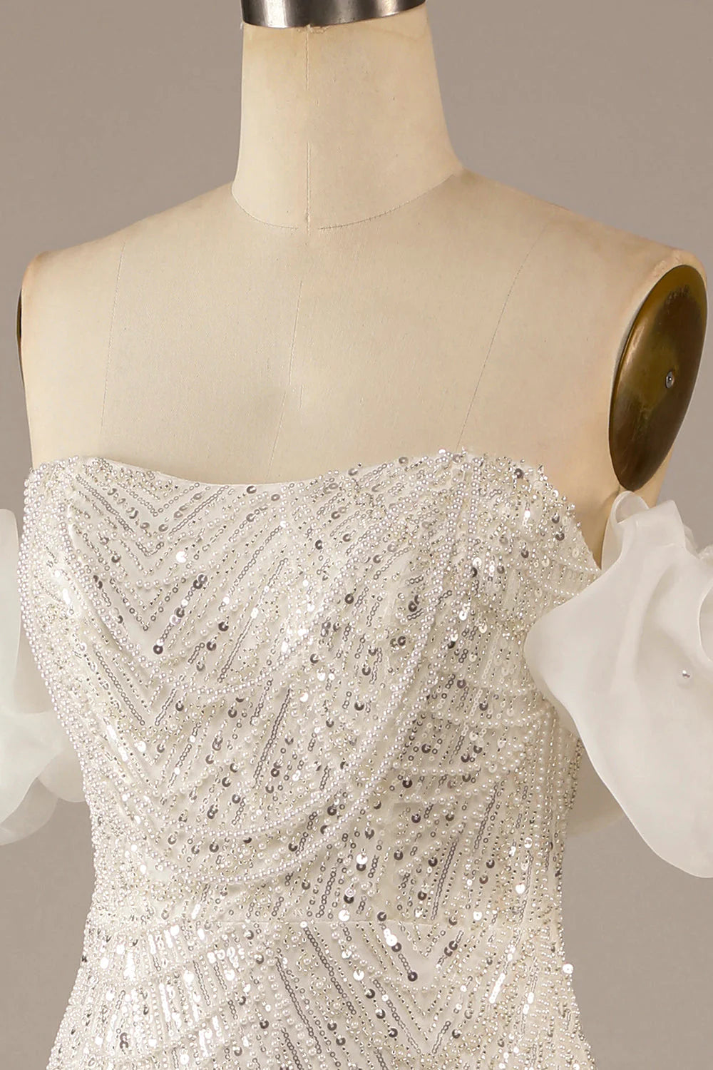 Glitzerndes, elfenbeinfarbenes, bodenlanges Brautkleid im Meerjungfrauenstil mit Pailletten