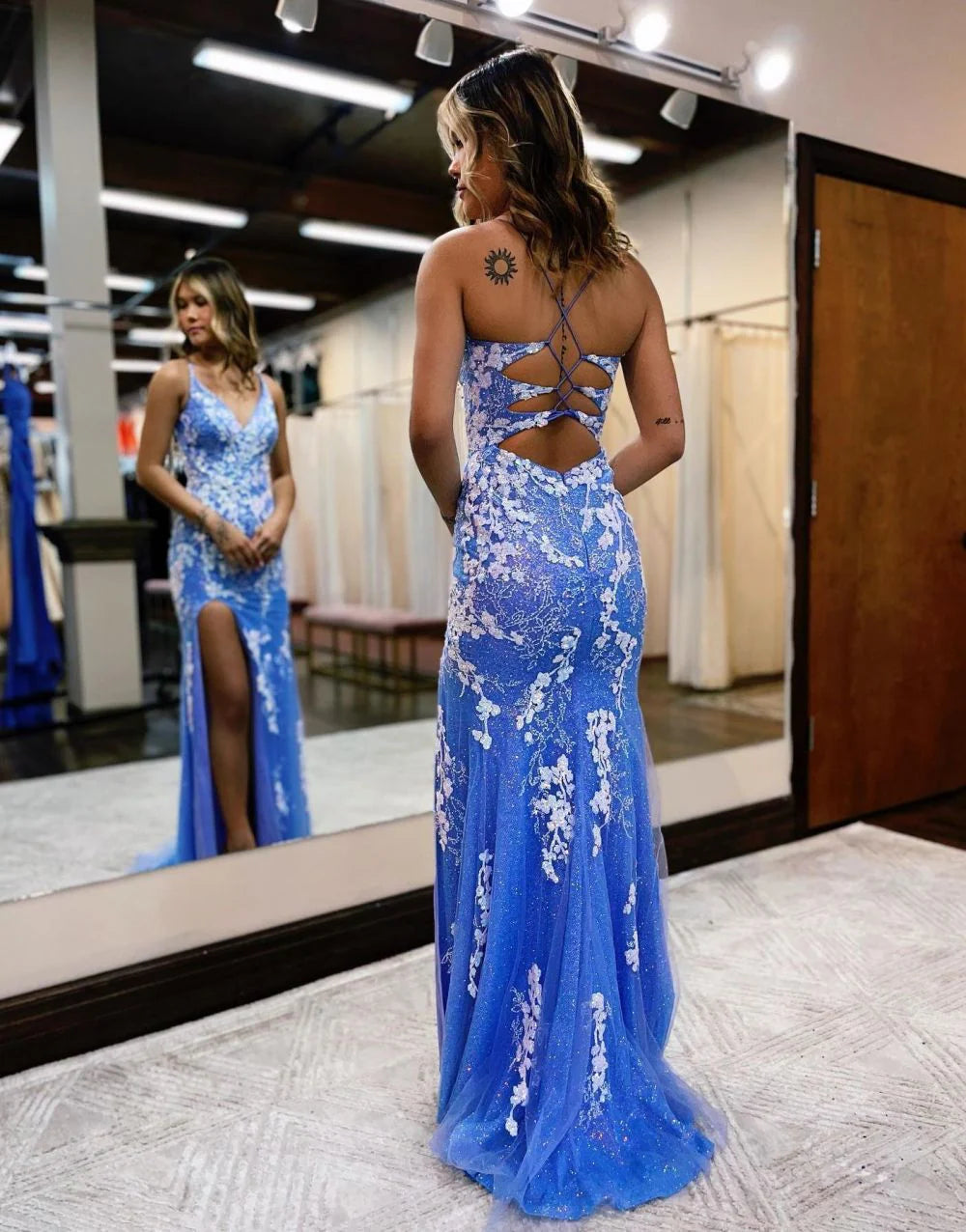Vestido de fiesta de sirena con escote en V y apliques