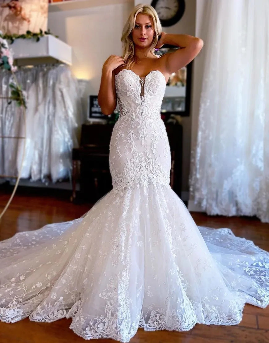 Vestido de novia de corte sirena con escote corazón y mangas desmontables