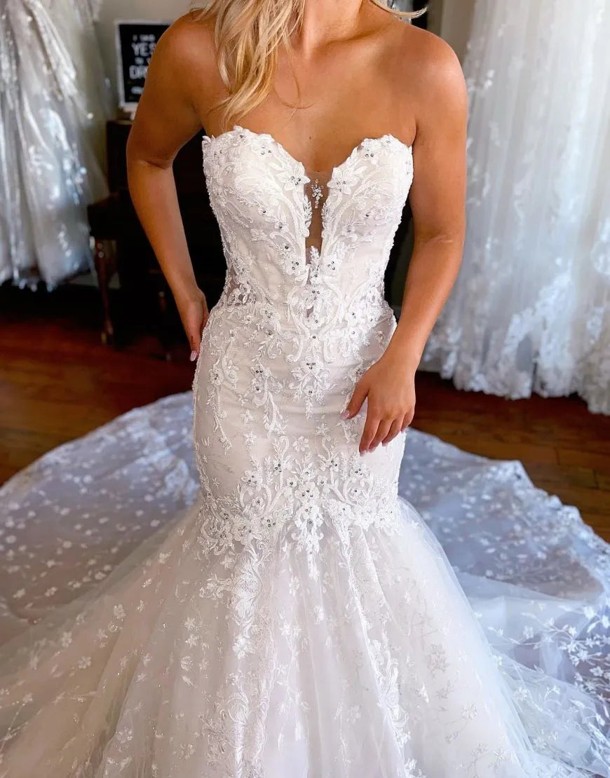 Vestido de novia de corte sirena con escote corazón y mangas desmontables