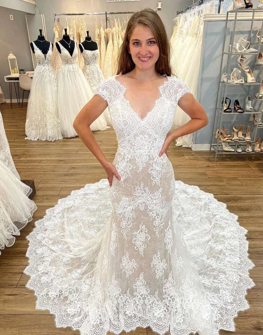 Vestido de novia de encaje con escote en V, manga corta y espalda abierta, cola capilla