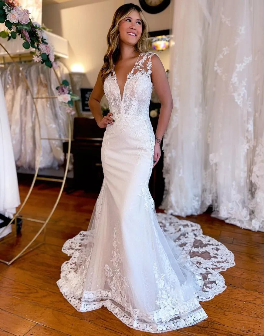 Vestido de novia de sirena con escote en V y cola capilla con apliques
