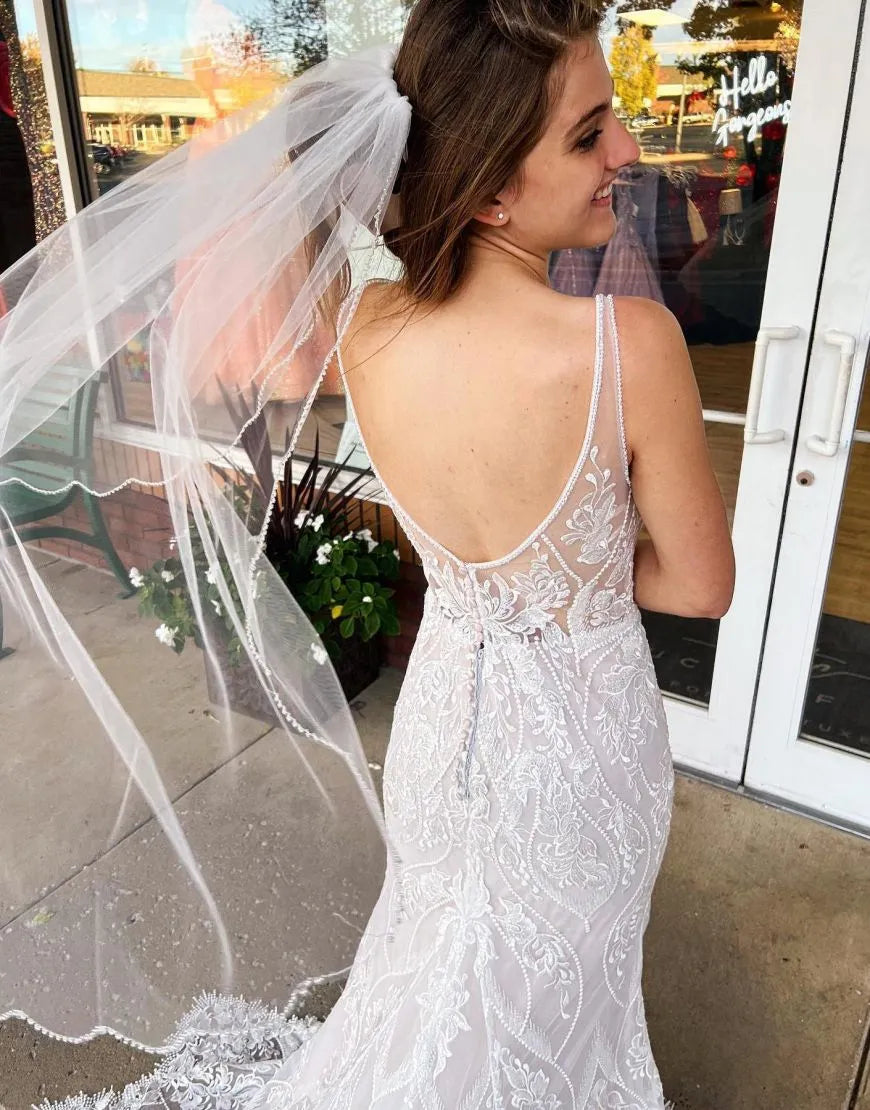 Vestido de novia de sirena con escote en V, cola de corte y encaje con apliques