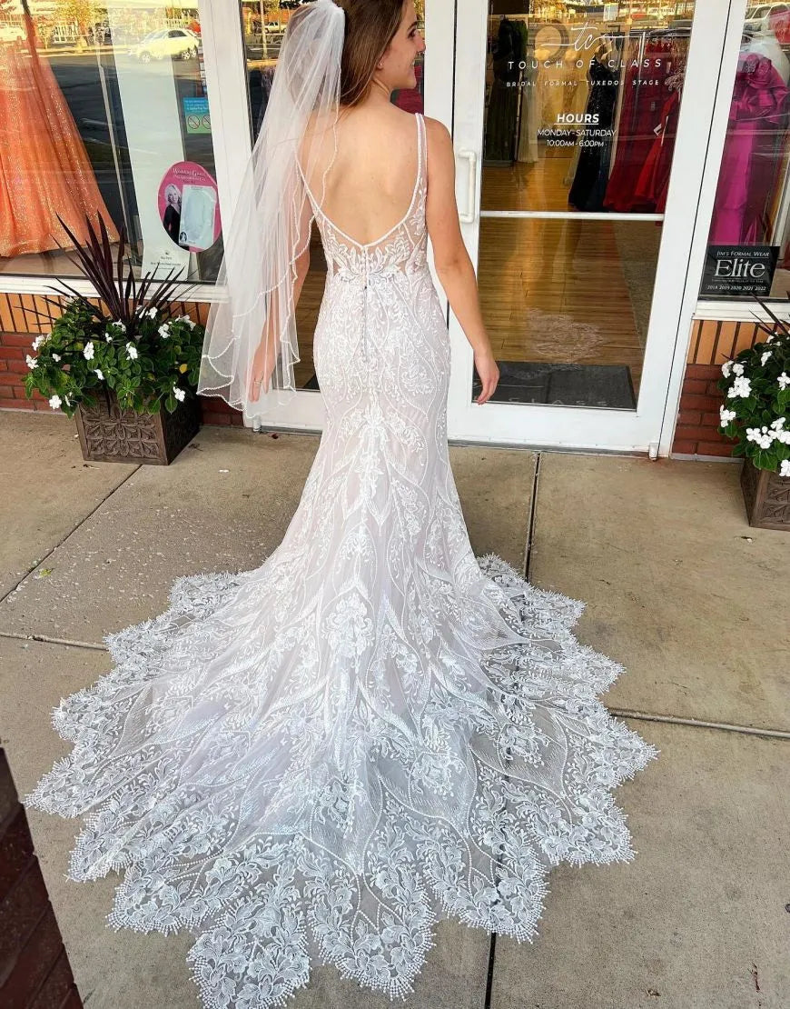 Vestido de novia de sirena con escote en V, cola de corte y encaje con apliques
